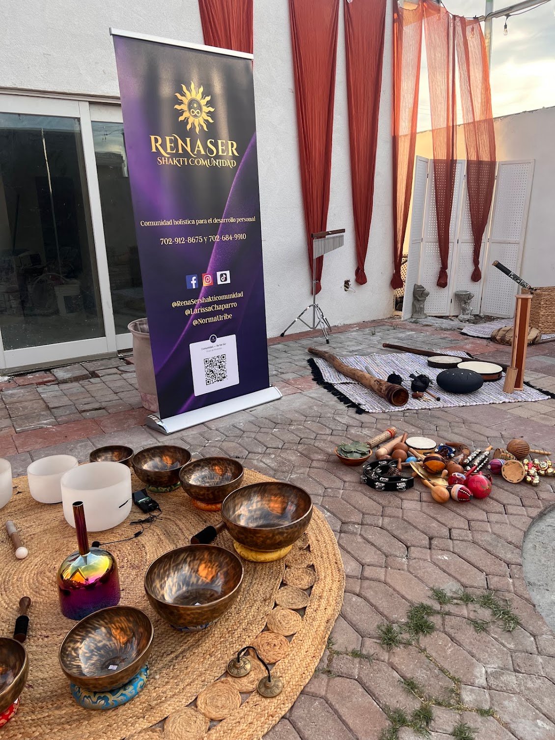 Cuencos y elementos de meditación preparados para una sesión